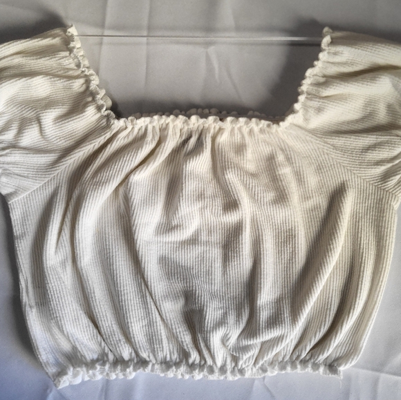 Cute cream color crop top size med - Picture 2 of 3
